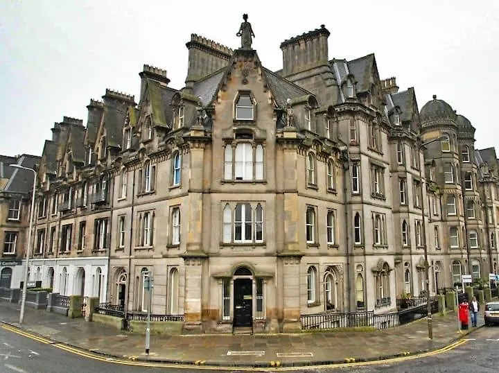 Castle Terrace 1 Bed Apartment Looking Onto Edinburgh Castle - Sleeps Upto 4