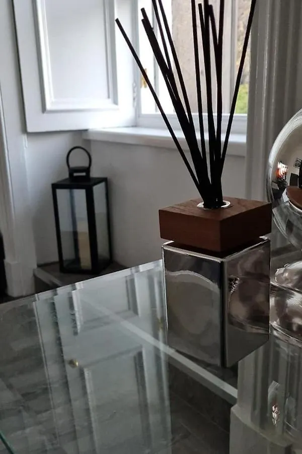 Castle Terrace 1 Bed Apartment Looking Onto Edinburgh Castle - Sleeps Upto 4 0*,