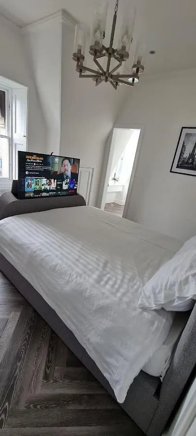 Castle Terrace 1 Bed Apartment Looking Onto Edinburgh Castle - Sleeps Upto 4 0*,  Verenigd Koninkrijk
