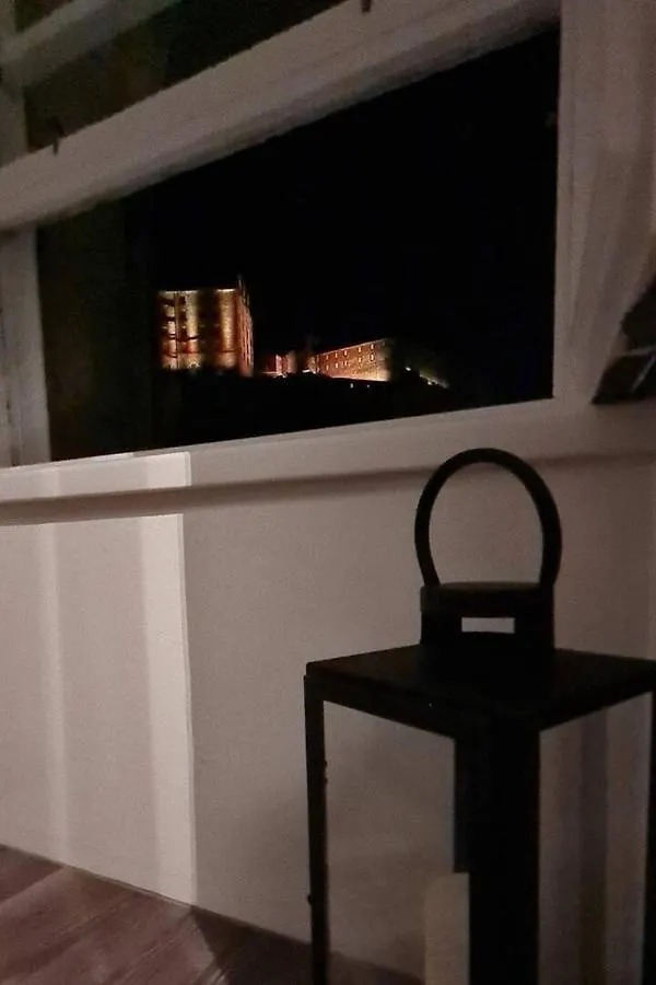 Castle Terrace 1 Bed Apartment Looking Onto Edinburgh Castle - Sleeps Upto 4