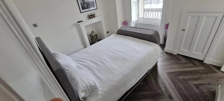 Castle Terrace 1 Bed Apartment Looking Onto Edinburgh Castle - Sleeps Upto 4