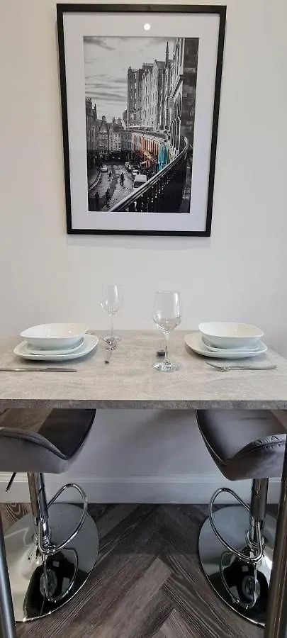 Castle Terrace 1 Bed Apartment Looking Onto Edinburgh Castle - Sleeps Upto 4