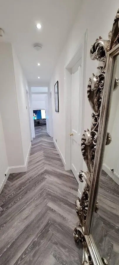 Castle Terrace 1 Bed Apartment Looking Onto Edinburgh Castle - Sleeps Upto 4